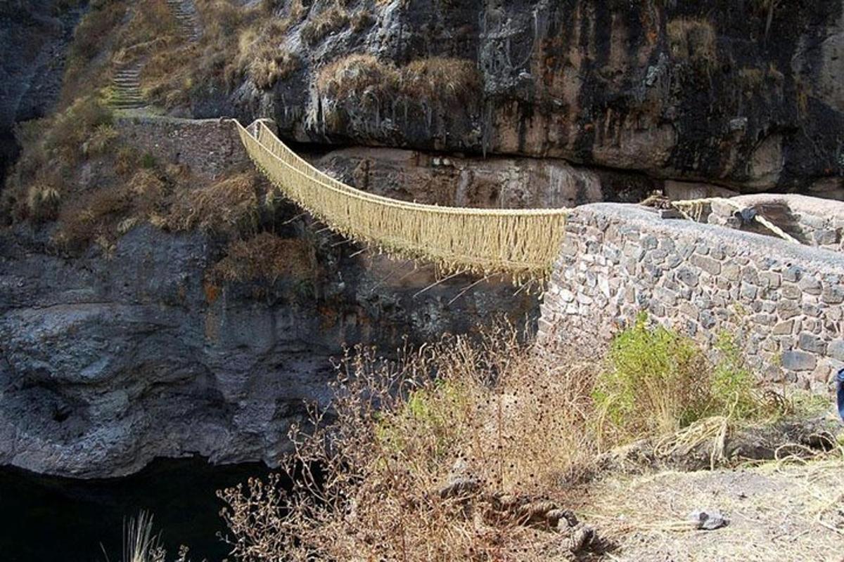 un'amaca appesa al fianco di una montagna