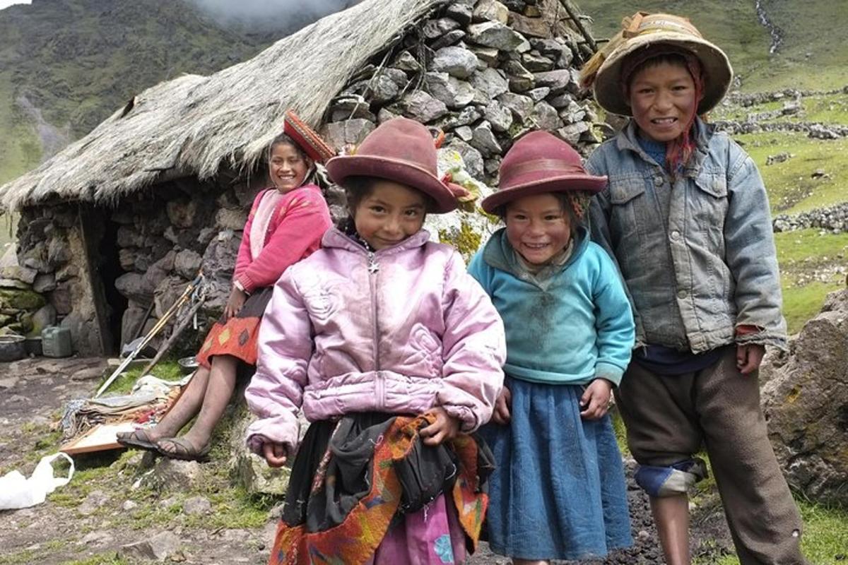 un gruppo di bambini in piedi davanti a una capanna