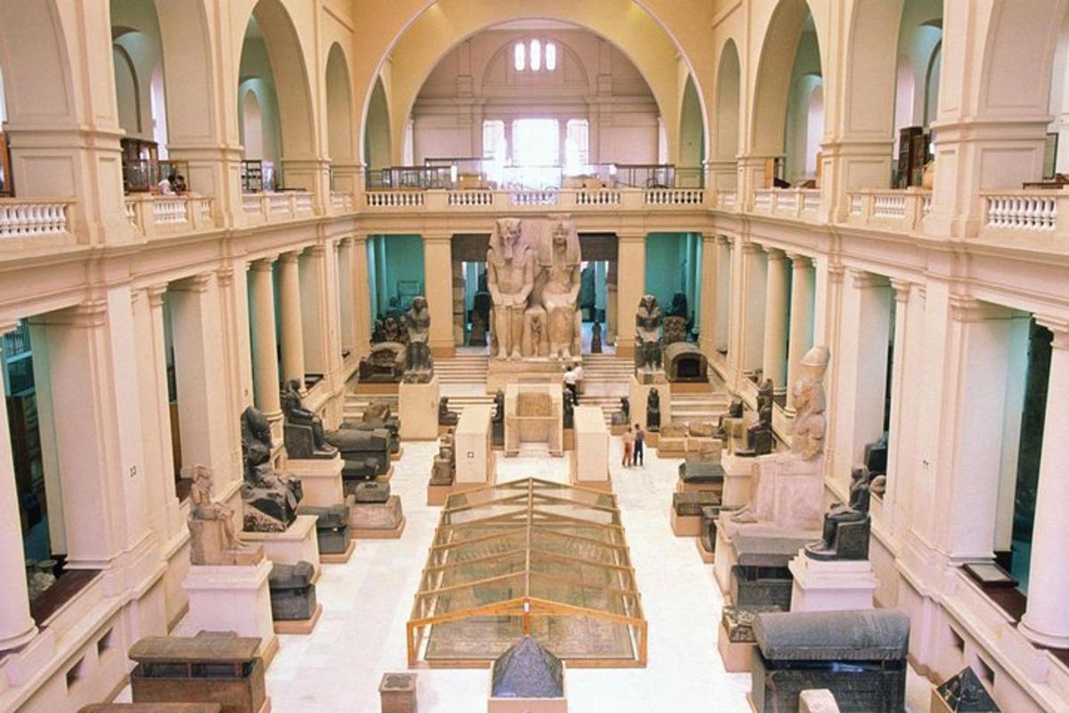 un museu amb una estàtua al mig d'un edifici