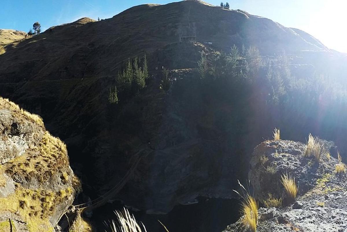 una grande montagna su cui splende il sole