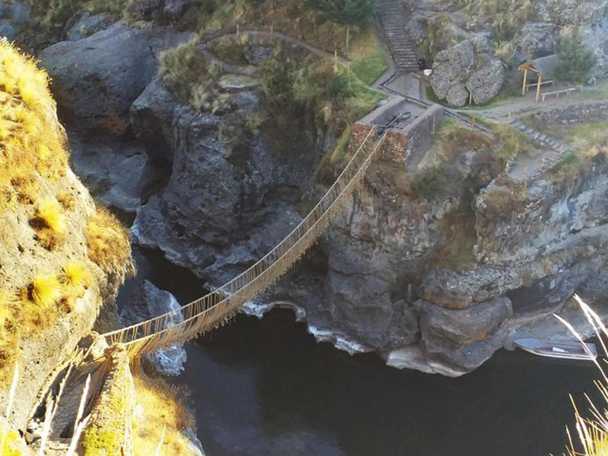 un ponte sopra uno specchio d'acqua su una scogliera