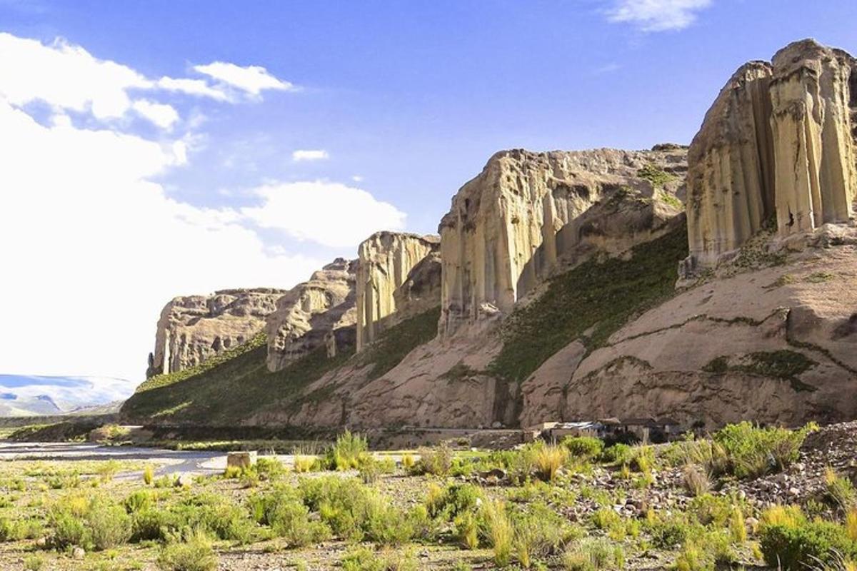 una vista di una montagna con un fiume e delle rocce