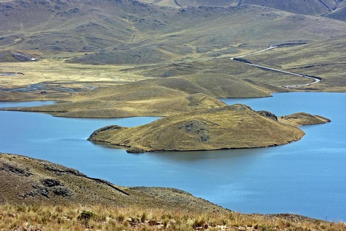 un grup d'illes en una gran massa d'aigua