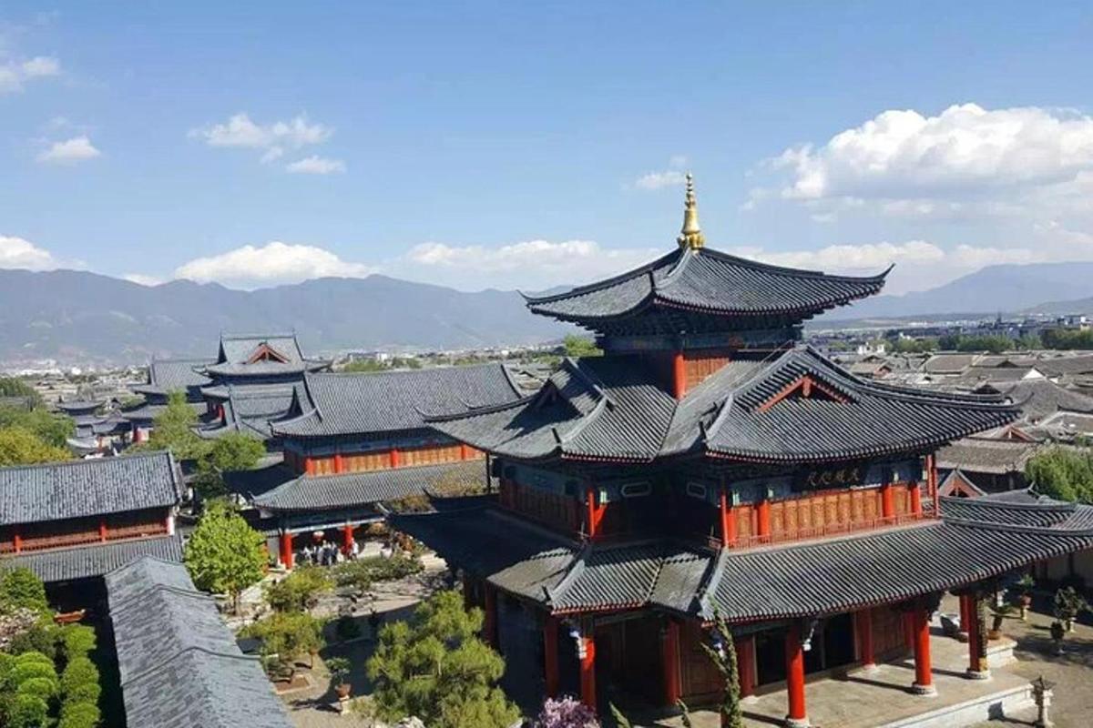 带屋顶的大型建筑的俯视图