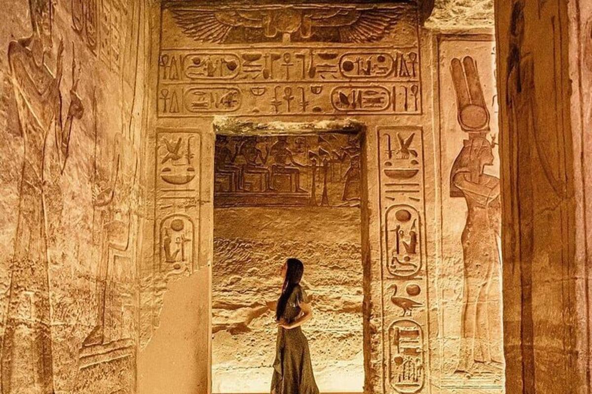 una dona que creua una porta d'un edifici antic