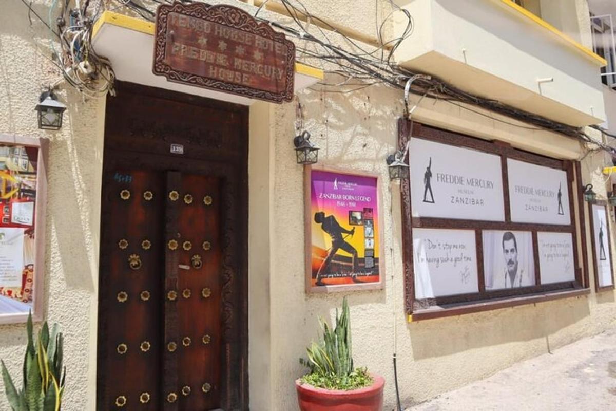 un edificio con una porta e un cartello sopra