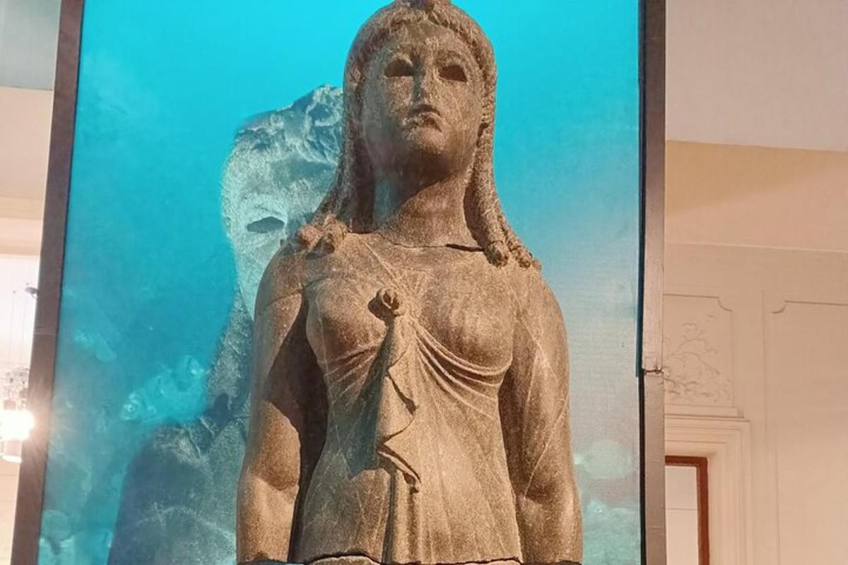 museossa seisova naisen patsas