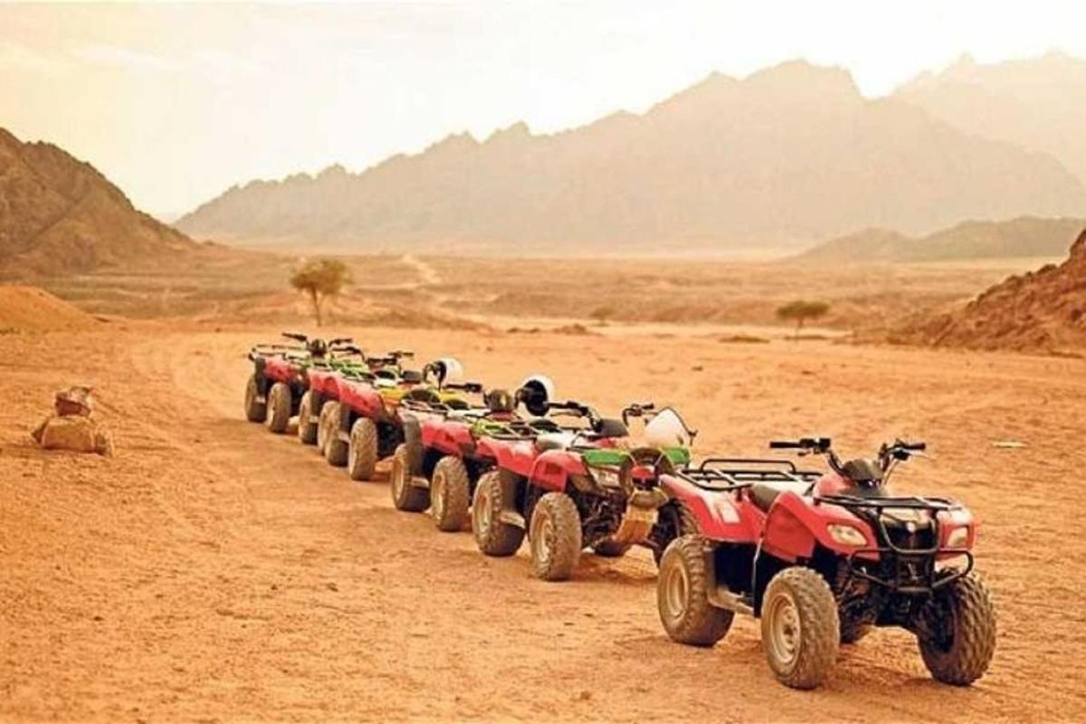 uma fileira de quadriciclos e quadriciclos no deserto