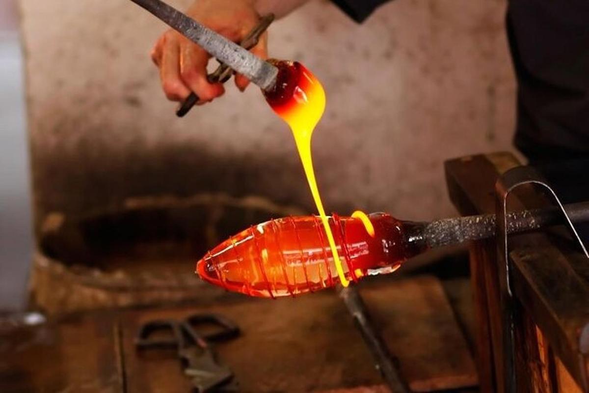 una persona sta versando la senape su un hot dog