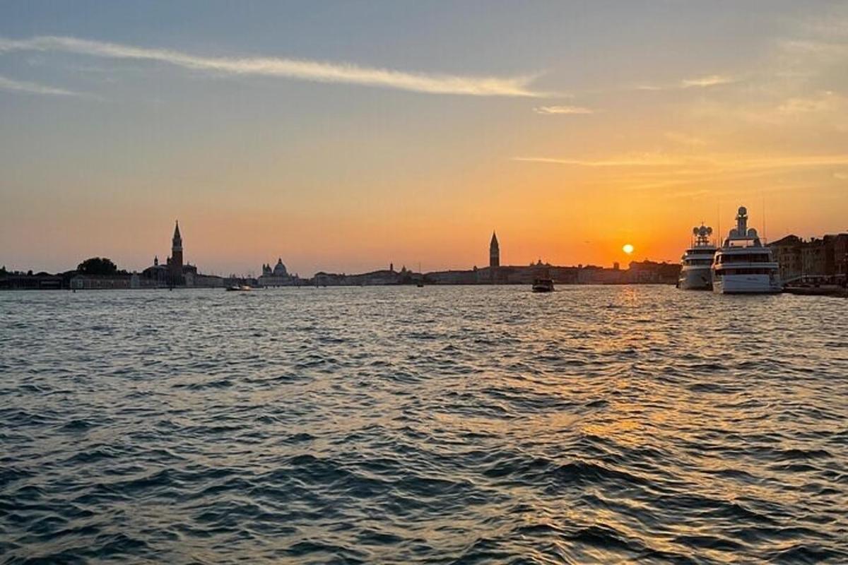 una barca sull'acqua con il tramonto sullo sfondo