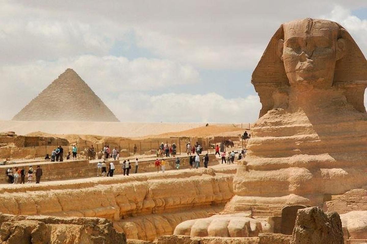 en gruppe mennesker, der går rundt om pyramiderne