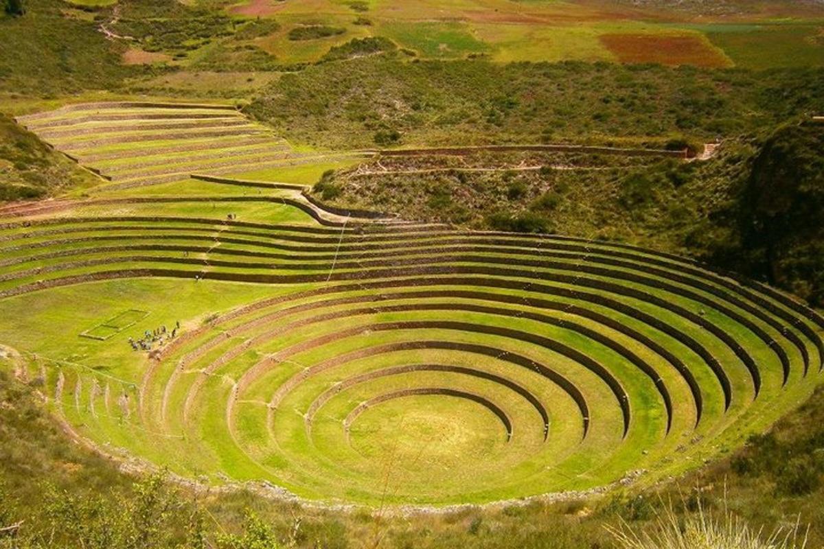 una vista aerea di un anfiteatro in un campo