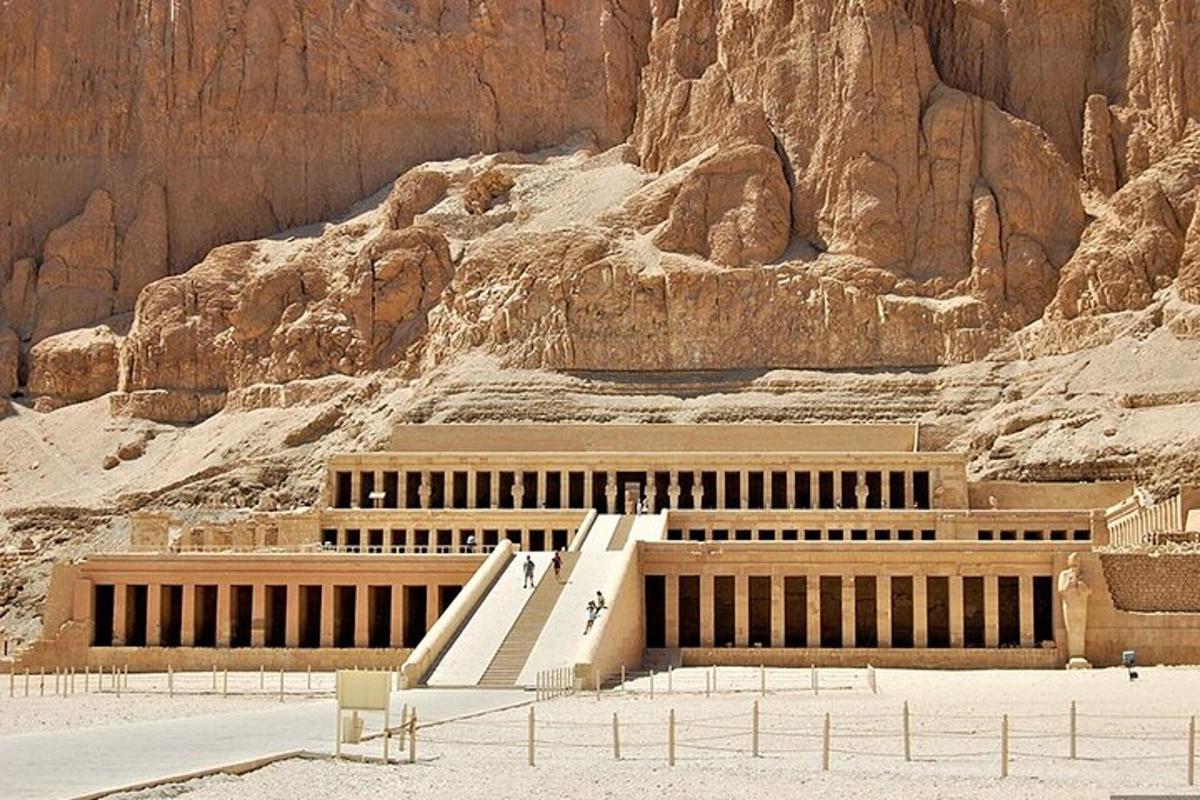 ein Gebäude vor einem felsigen Berg