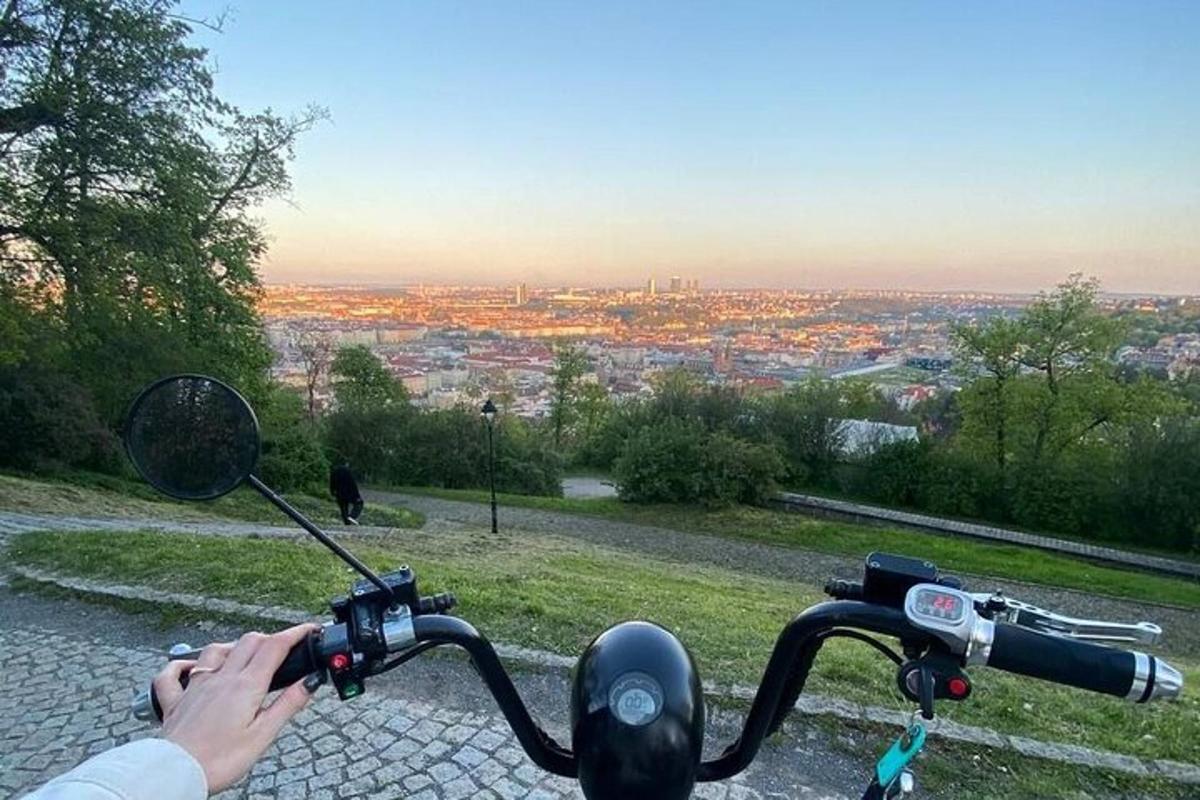 mootorrattaga inimene linna vaatamas