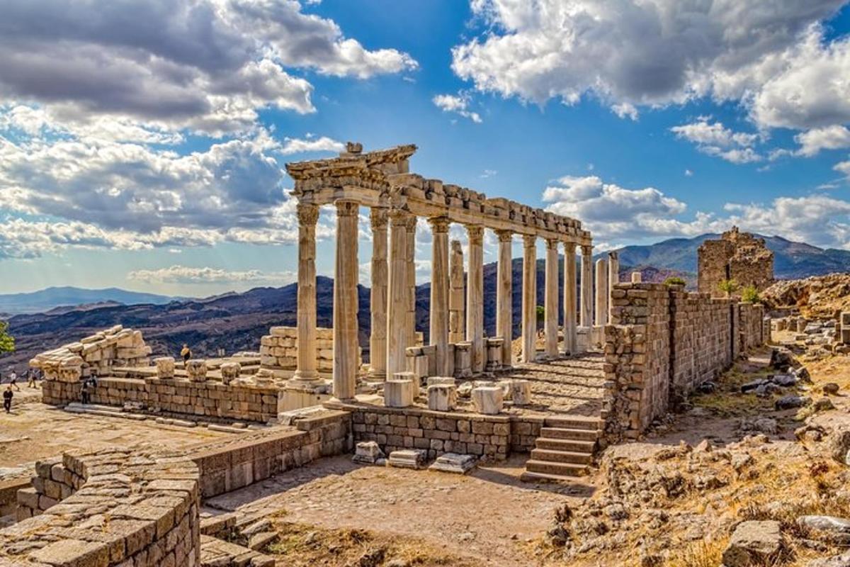dağın tepesinde sütunları olan antik bir tapınak