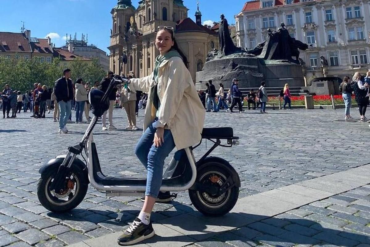 Naine istub tänaval rolleril
