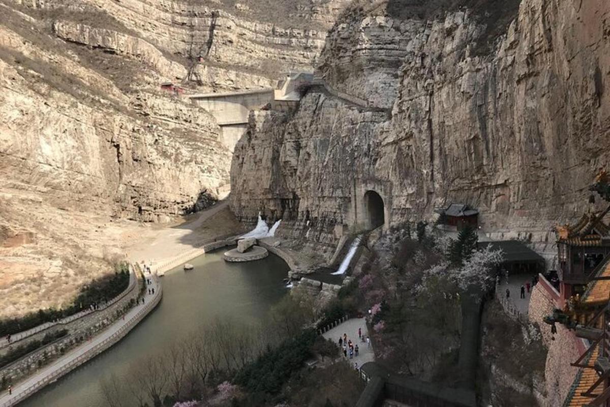 منظر لنهر في الوادي مع جبل