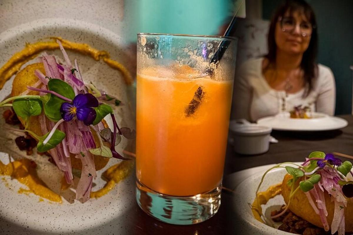 ein Glas Orangensaft neben einer Schüssel mit Essen