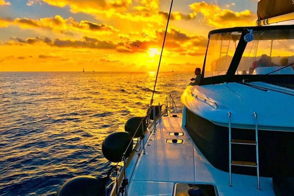 una barca in acqua con un tramonto