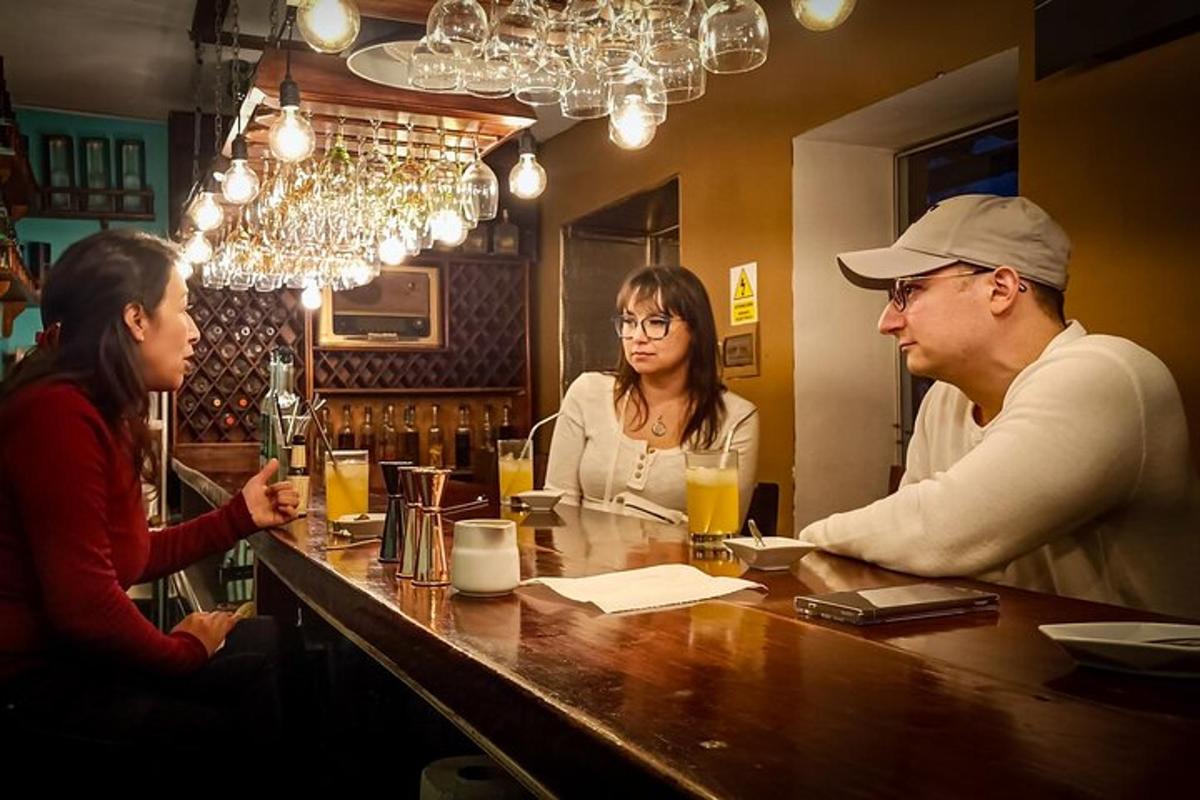 un gruppo di persone sedute al bar