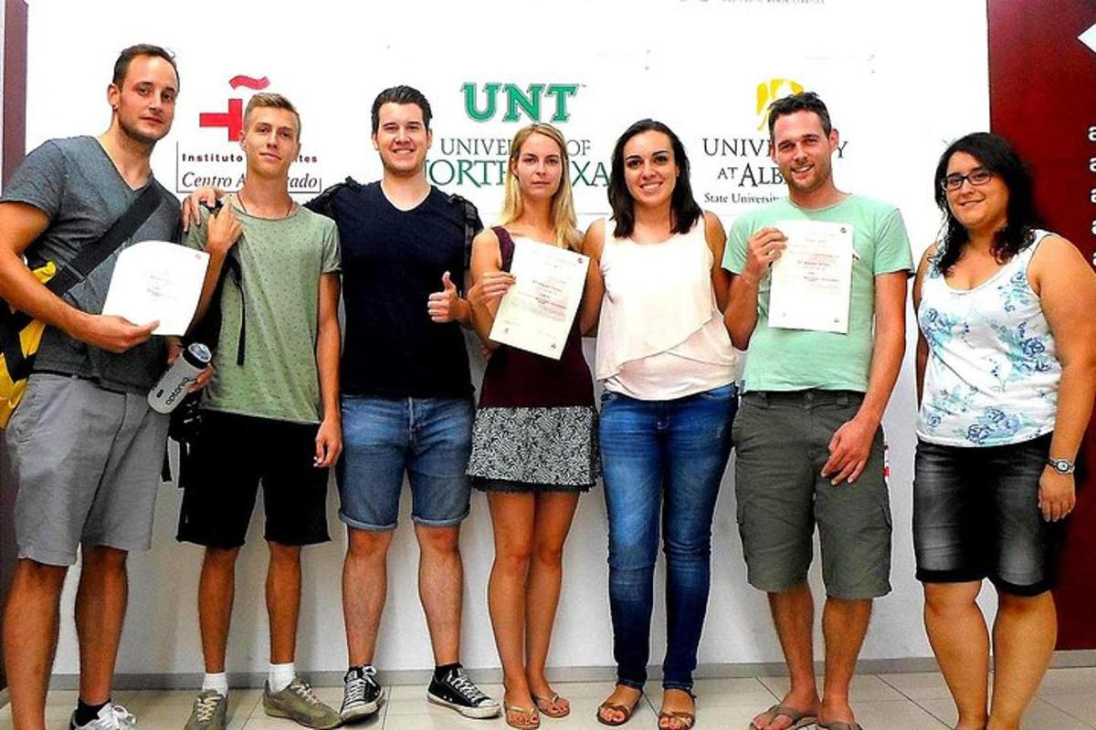 egy csoport ember pózol egy képhez