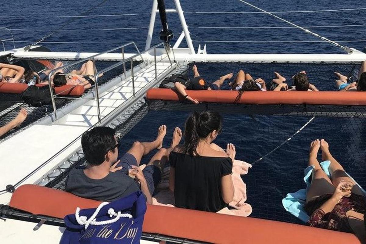 Un grupo de personas sentadas en el agua en un bote.