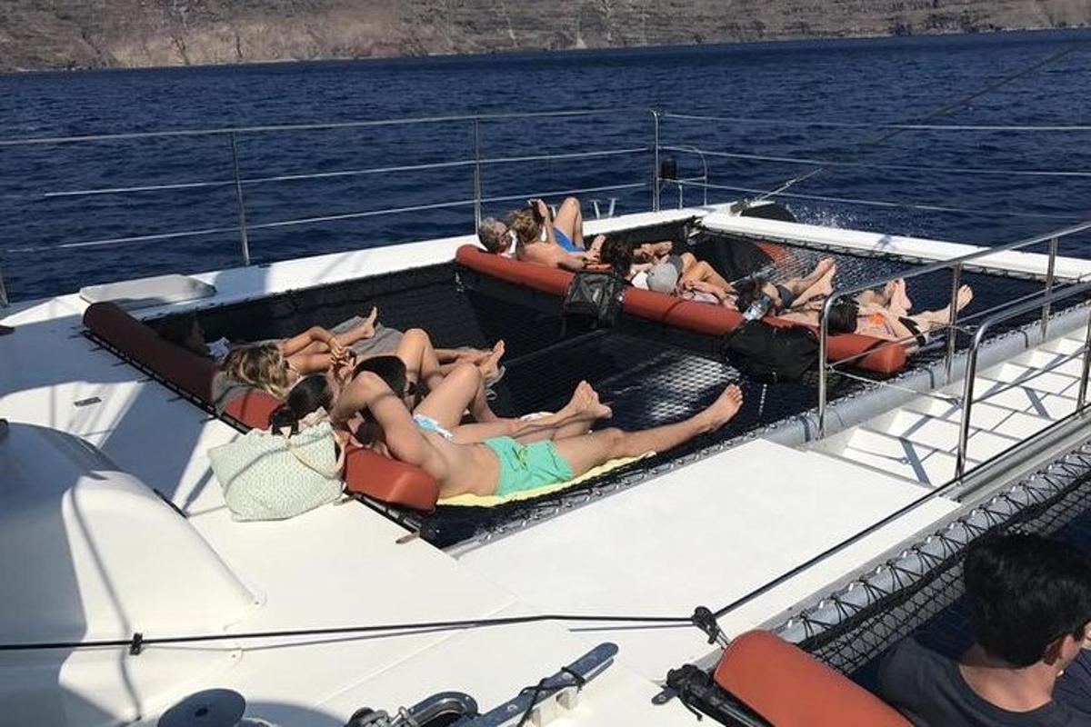 un grupo de personas en un barco en el agua