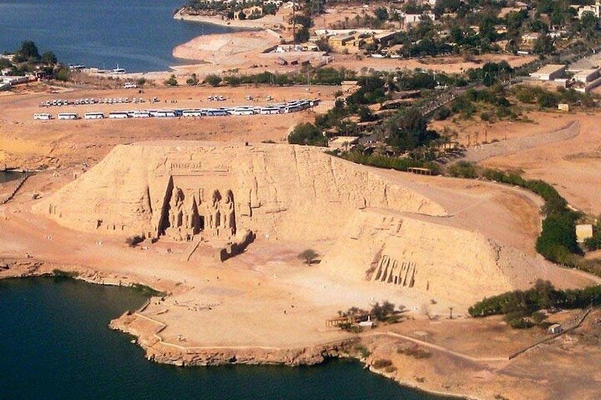 una vista aerea di un'isola in uno specchio d'acqua