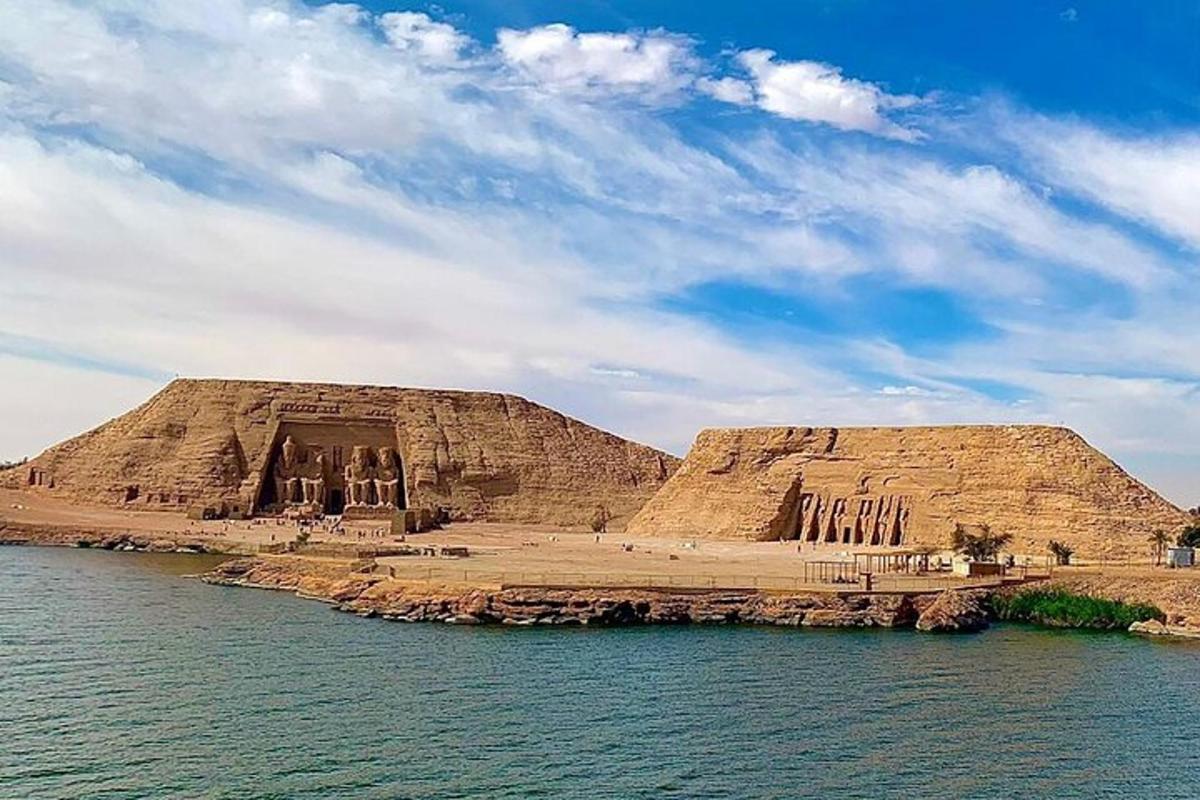 una grande struttura rocciosa adagiata nell'acqua