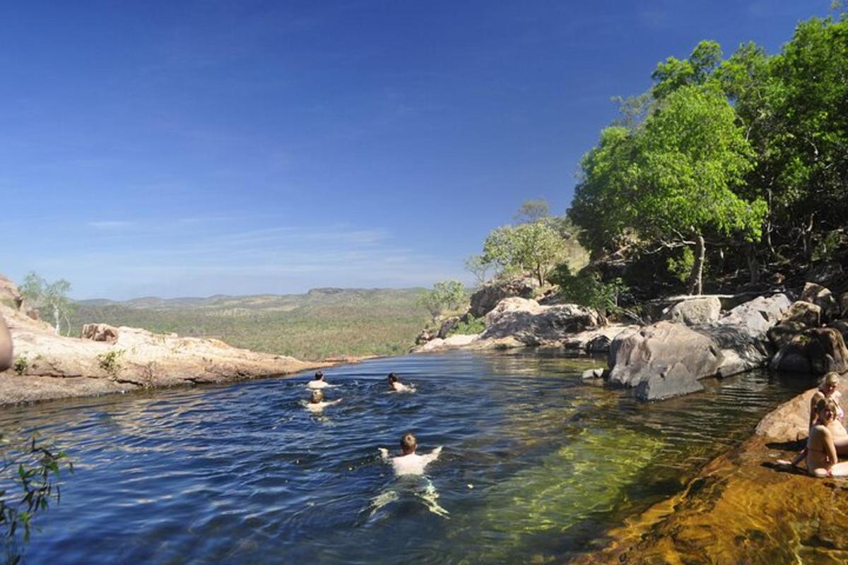 skupina lidí plavajících v řece