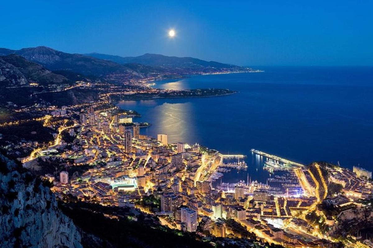 μια εναέρια άποψη μιας πόλης τη νύχτα