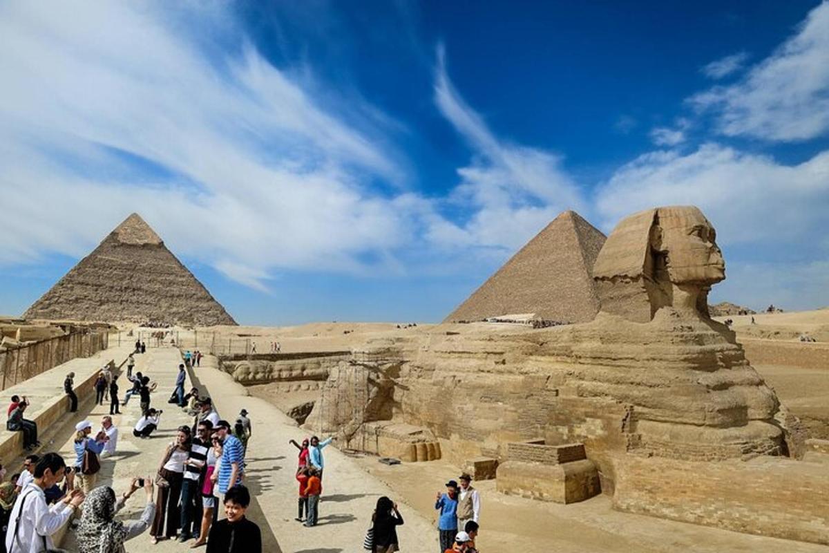 skupina lidí procházejících se kolem pyramid