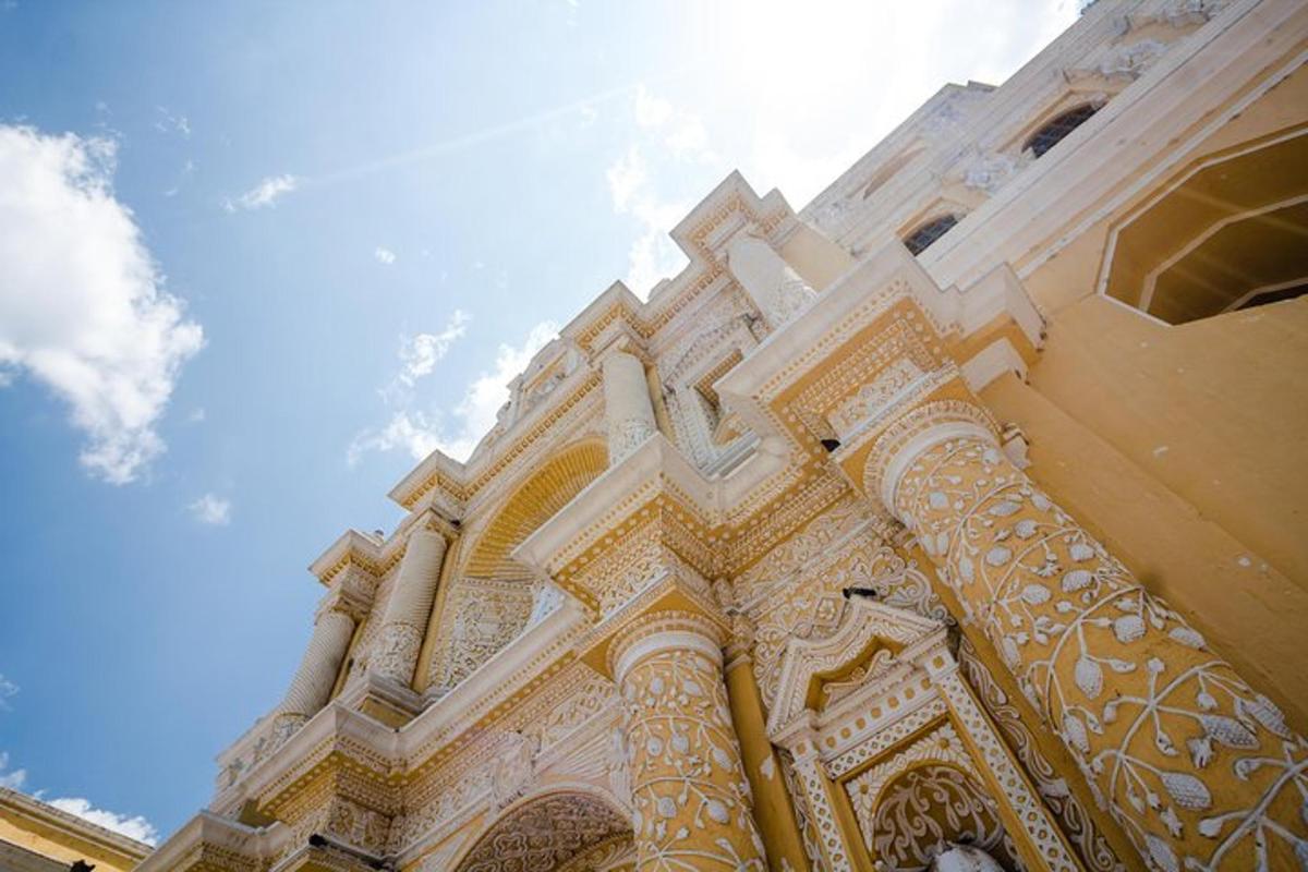 một tòa nhà lớn với bầu trời ở phía sau