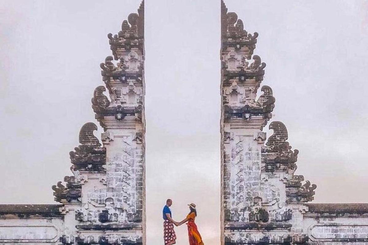 Un hombre y una mujer de pie frente a un monumento.
