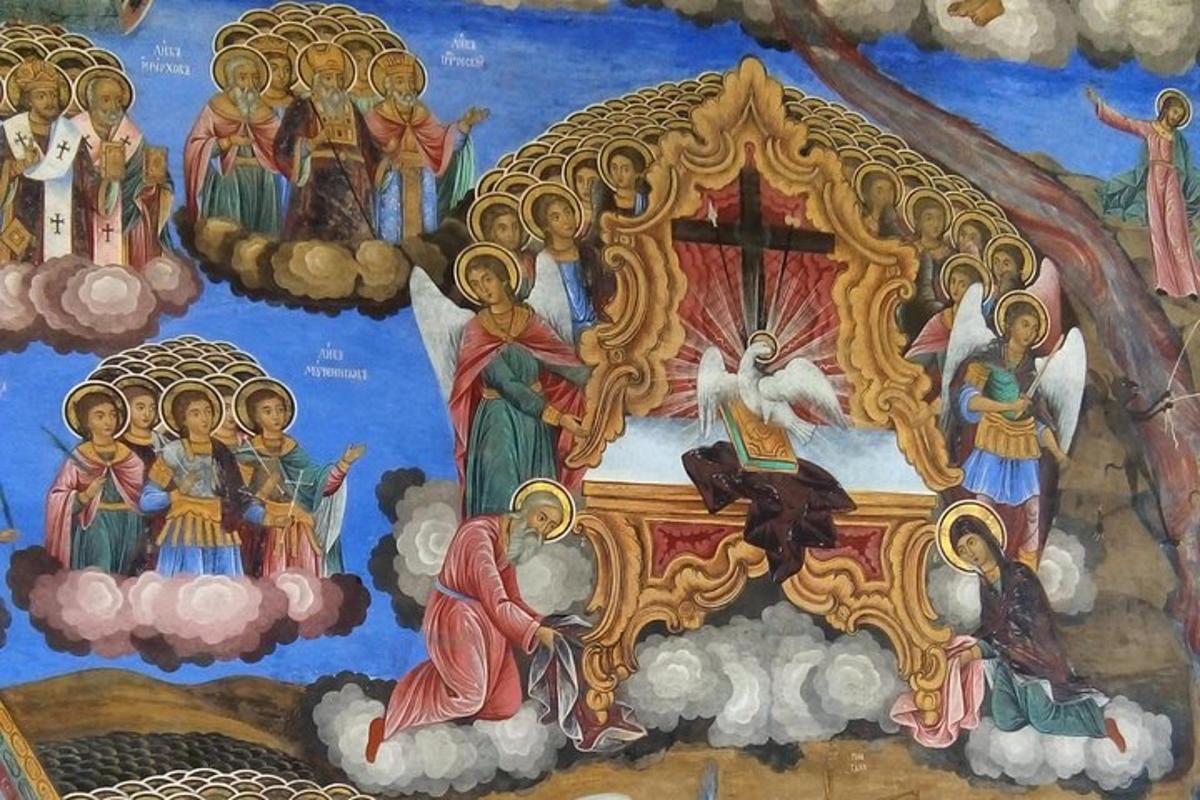 en väggmålning i en kyrka med en målning av änglar