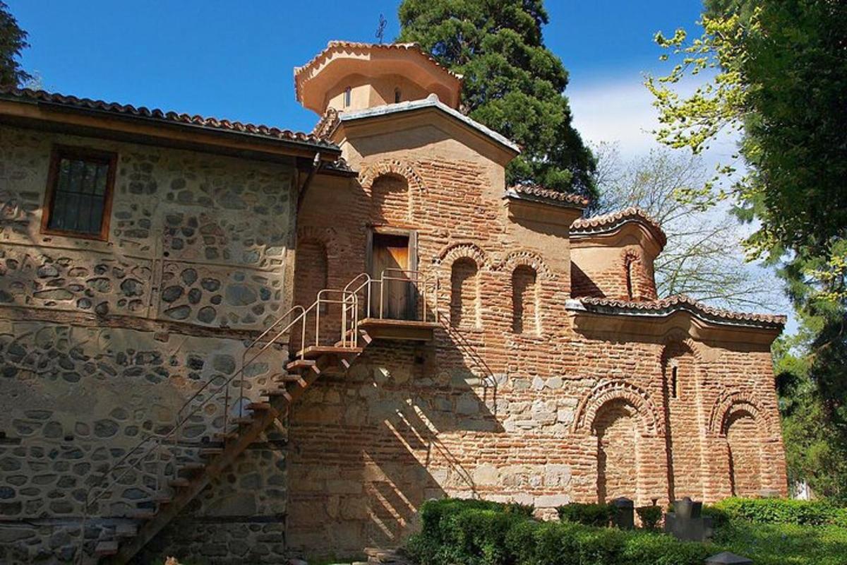un edifici de maó amb una escala al costat