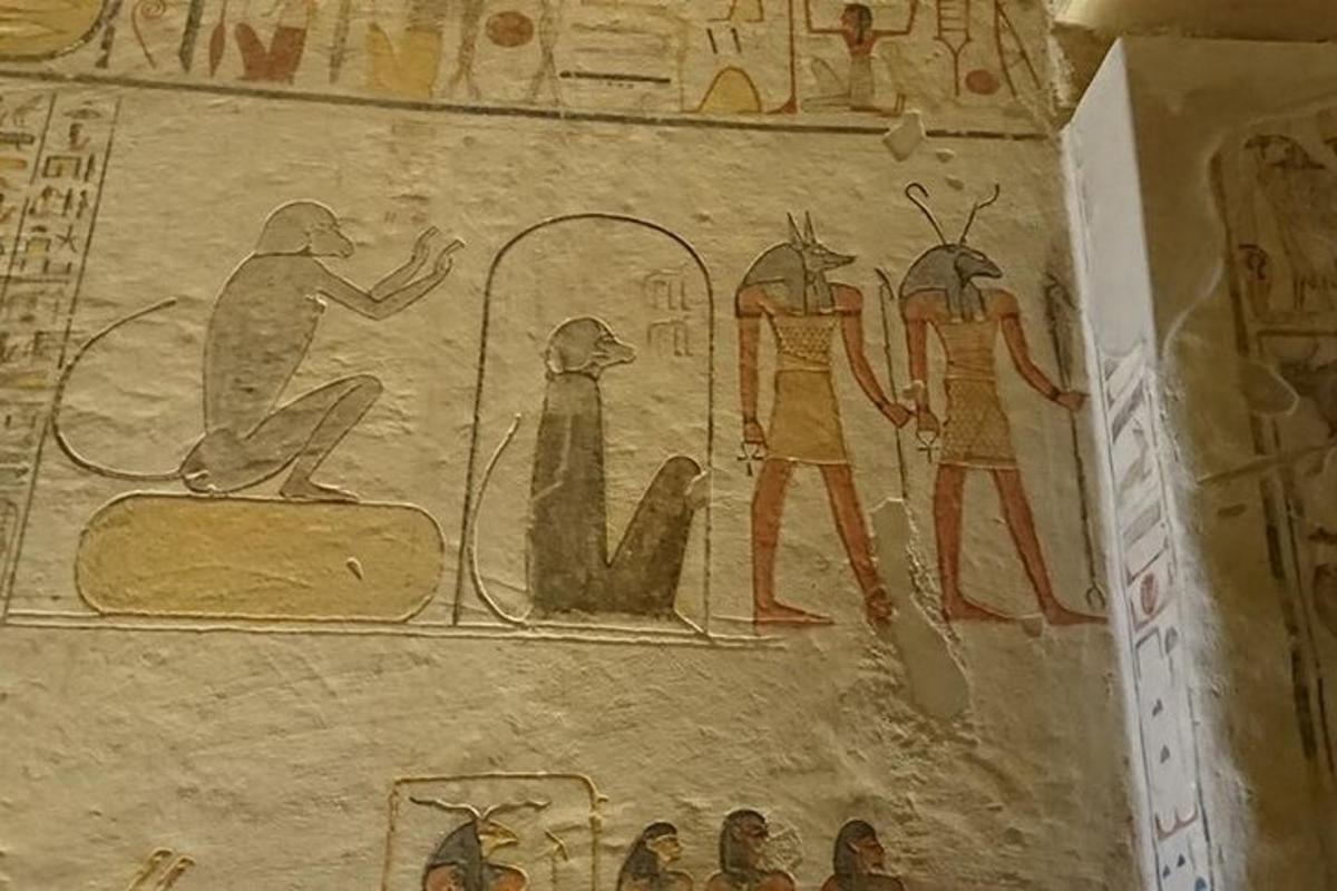 ένας πίνακας στην άκρη ενός τοίχου με ανθρώπους