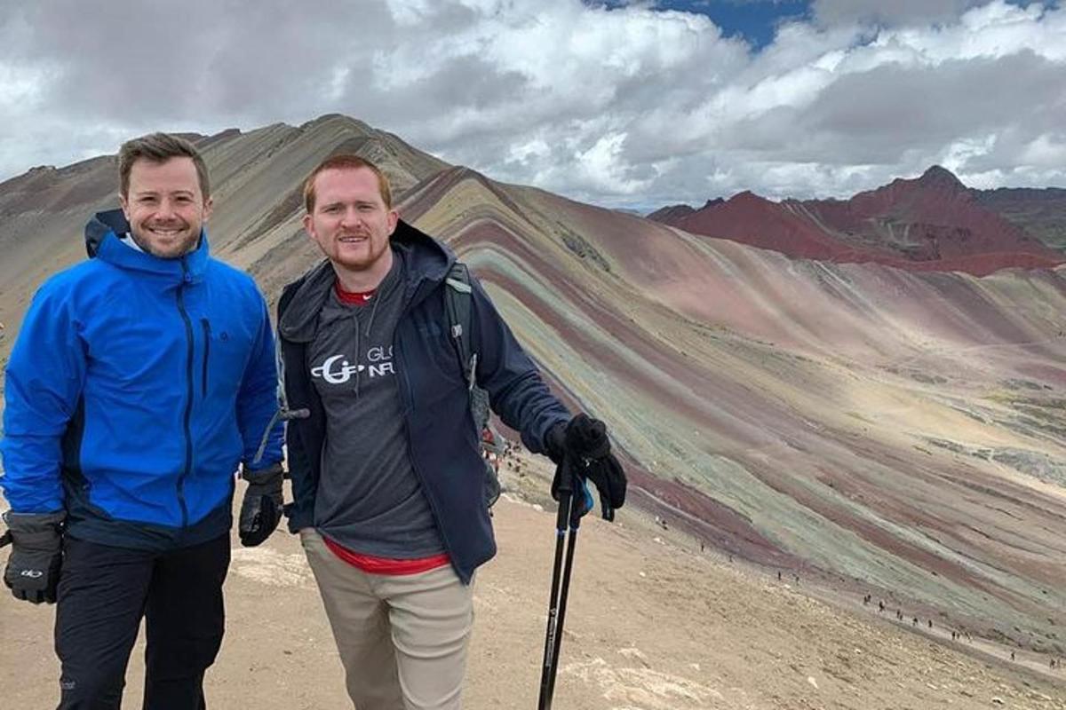 dos hombres de pie en la cima de una montaña