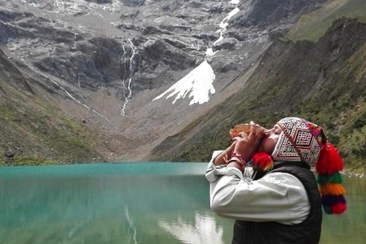 un uomo che tiene in braccio un bambino di fronte a una montagna