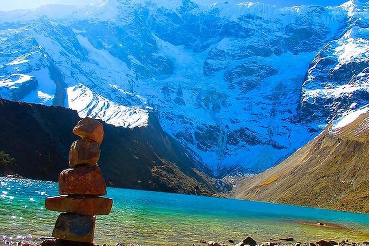 una pila di rocce appoggiata sulla cima di un lago