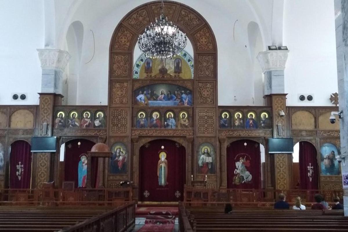 een grote kerk met een kroonluchter in het midden