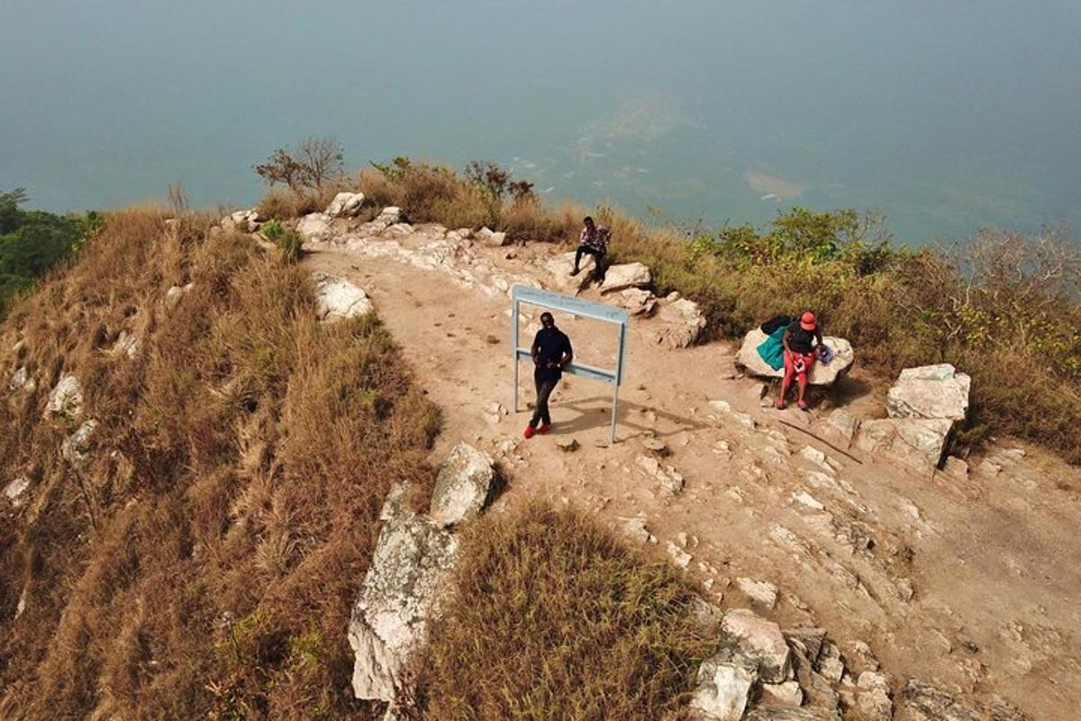 sekumpulan orang berdiri di atas gunung