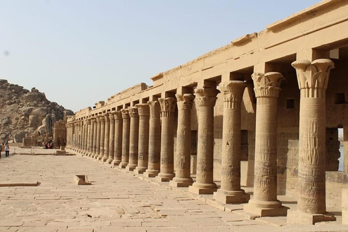 una filera de columnes al costat d'un edifici