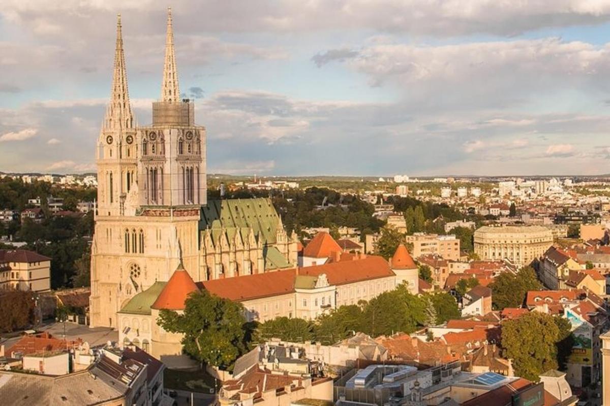 velký kostel s vysokou věží a městem