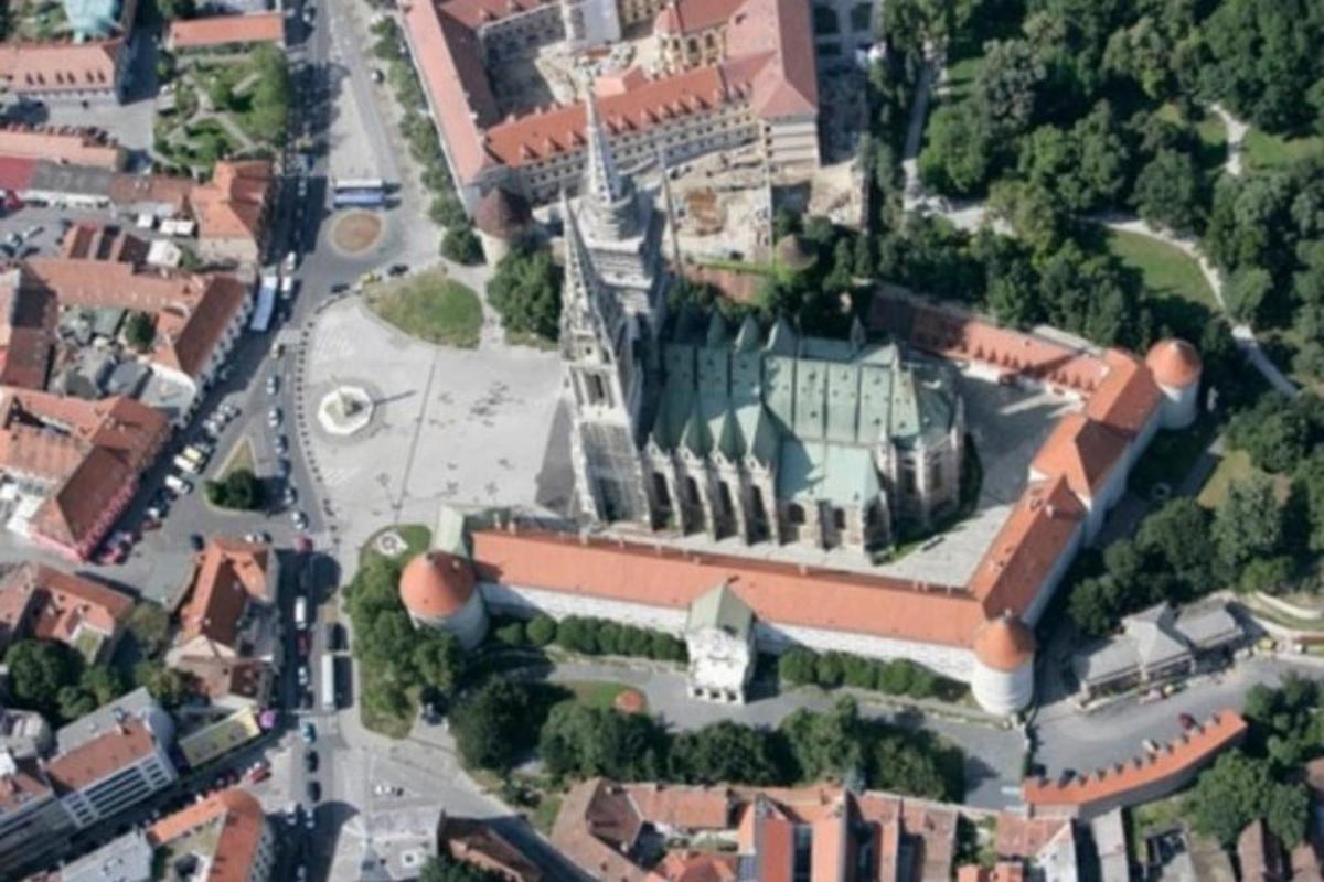 pohled shora na velkou budovu ve městě