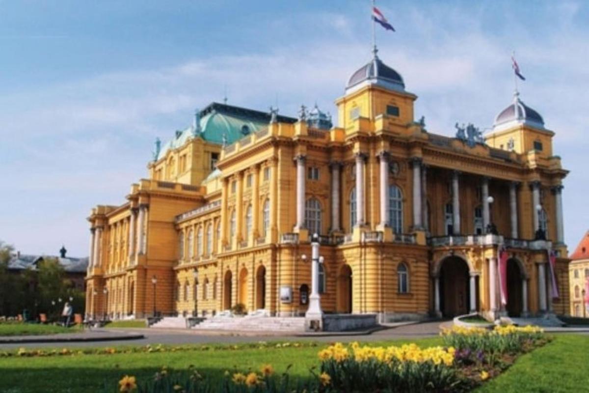 velká žlutá budova se dvěma věžemi