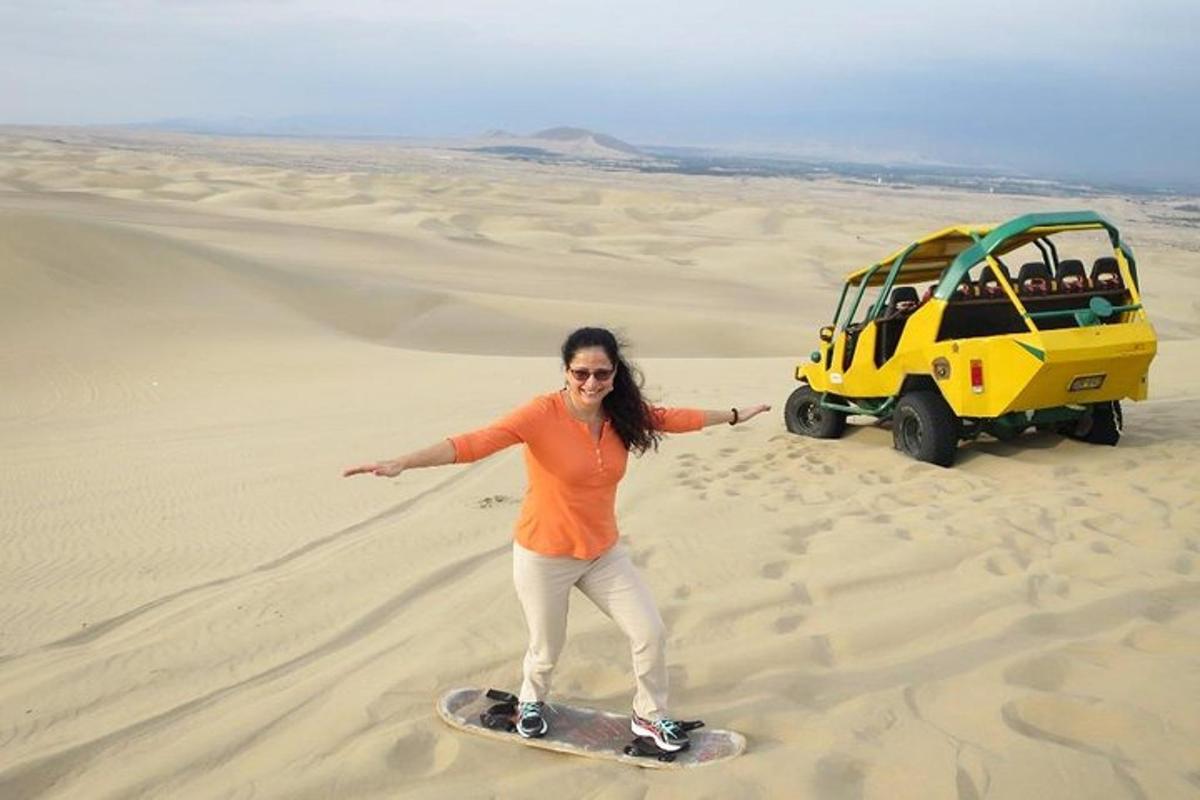 een vrouw staat op een snowboard in de woestijn