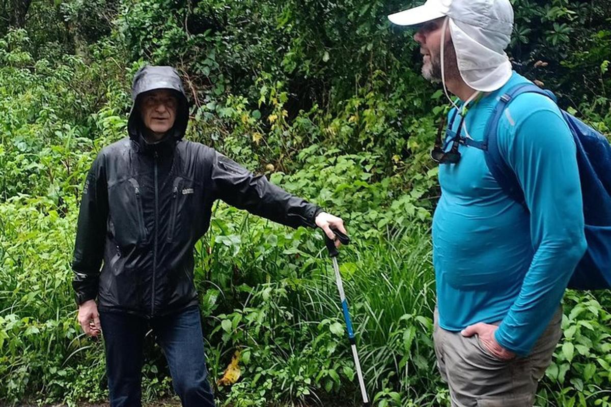muž a žena procházející se lesem