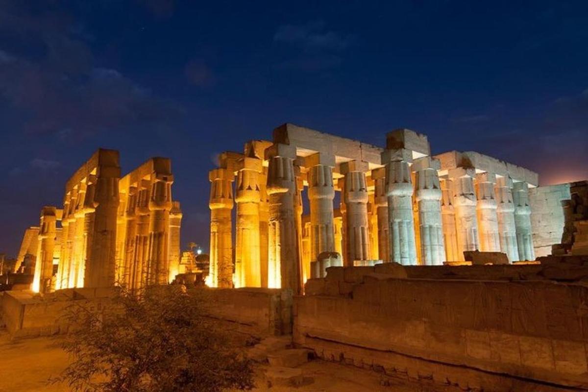 ένα κτίριο φωτισμένο τη νύχτα με