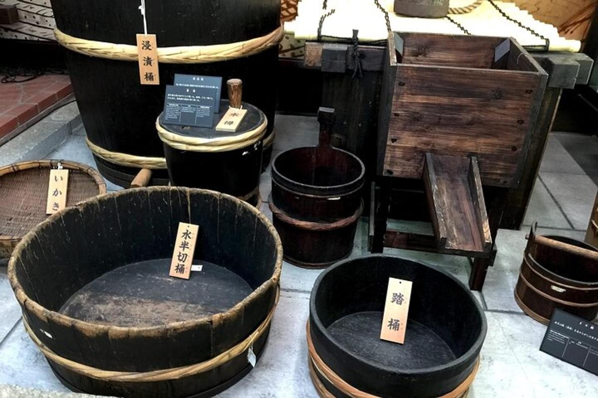 un gruppo di cesti e altri oggetti in mostra